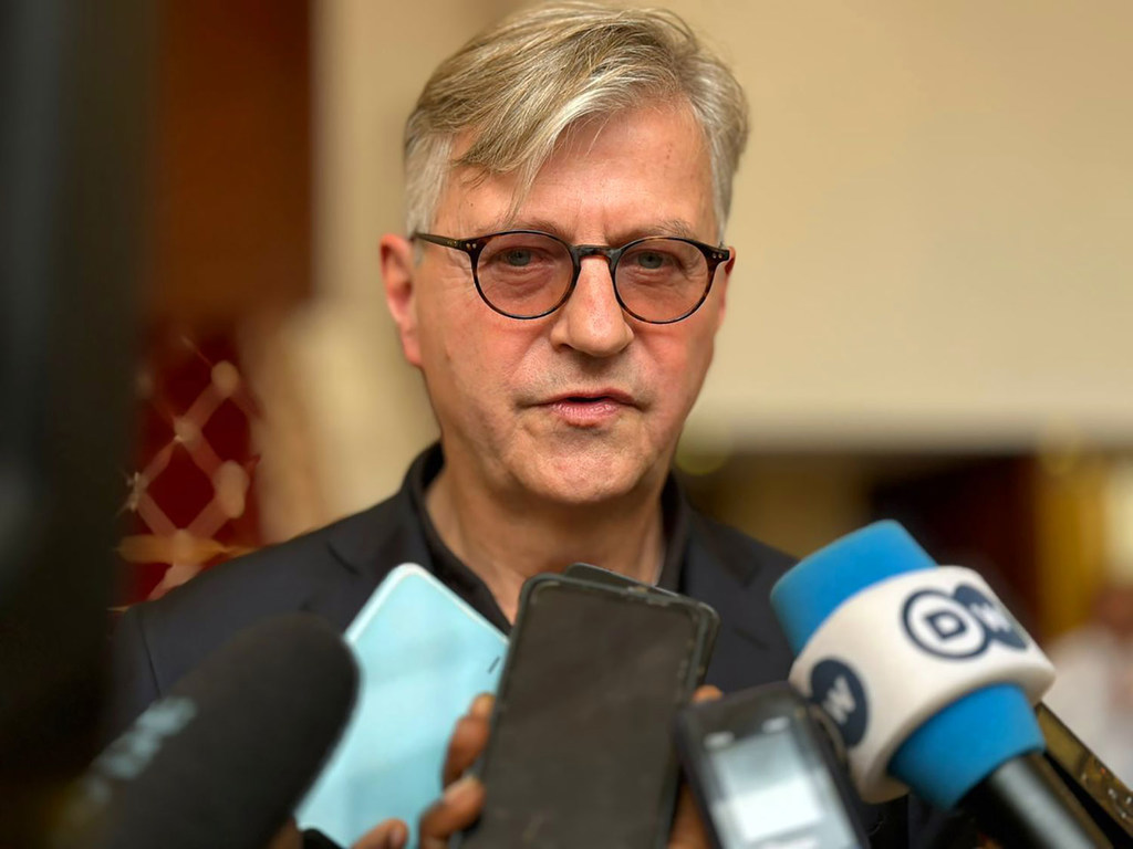 Le Chef des opérations humanitaires de l'ONU Jean-Pierre Lacroix devant la presse, à Bangui, en République centrafricaine, le 20 décembre 2023.